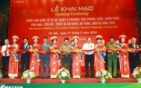 Phó Thủ tướng dự triển lãm quốc tế về kỹ thuật, phương tiện PCCC